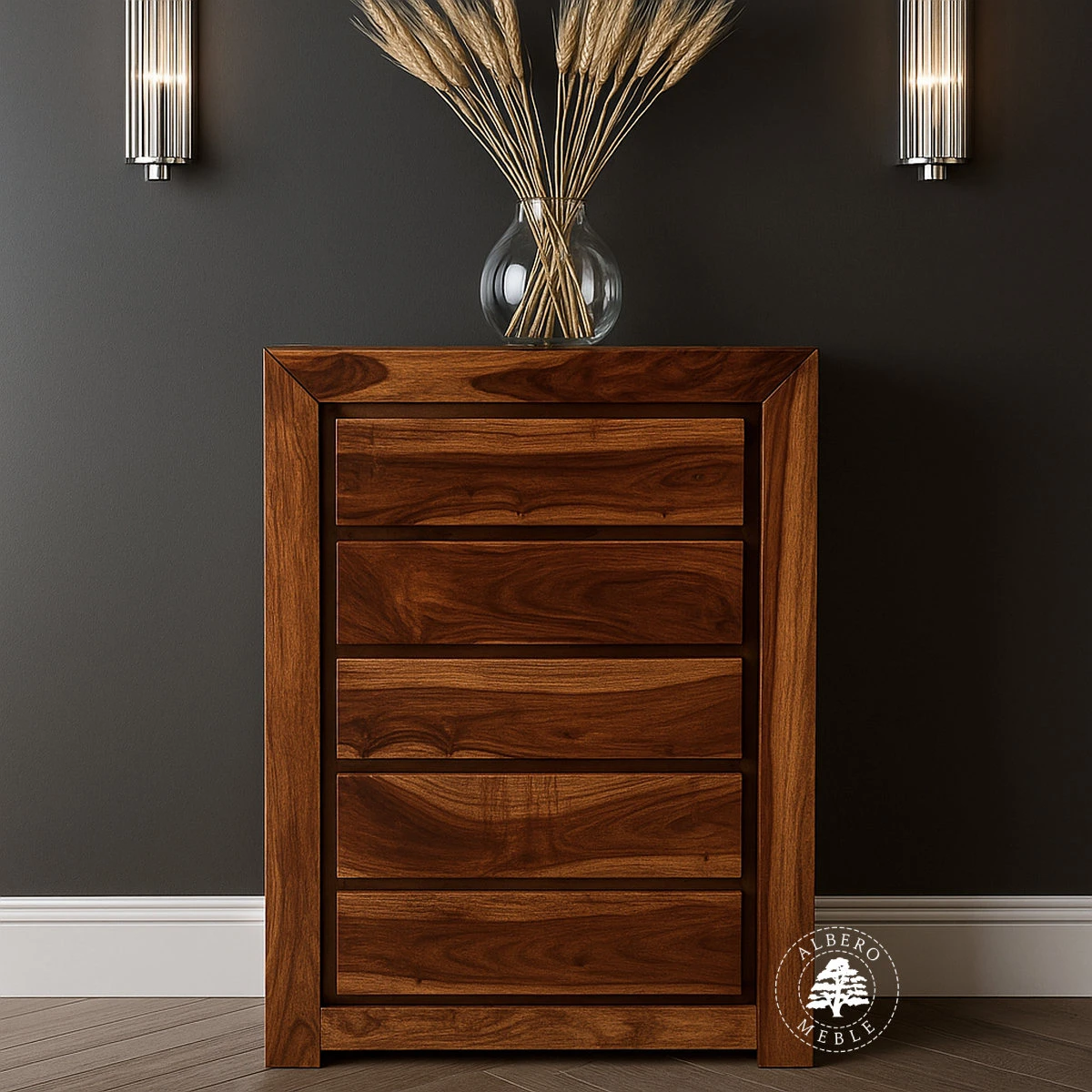 Wysoka i wąska szafka drewniana