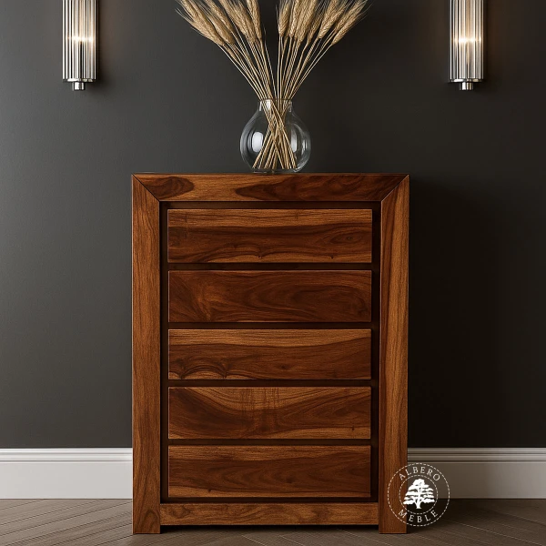 Wysoka i wąska szafka drewniana