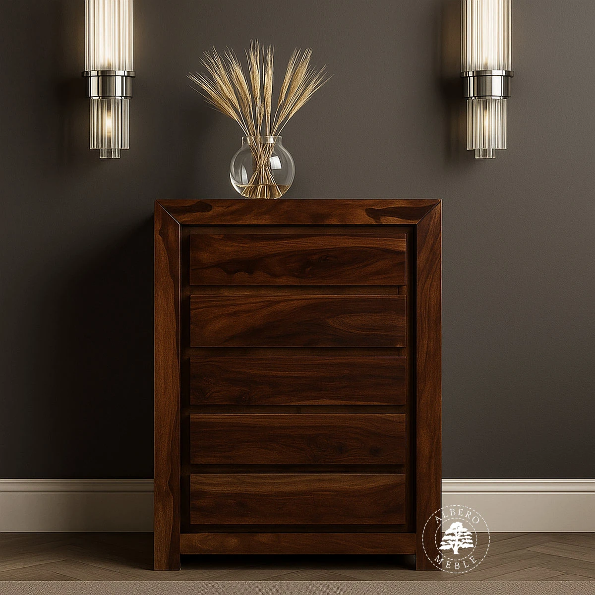 Wysoka i wąska szafka drewniana