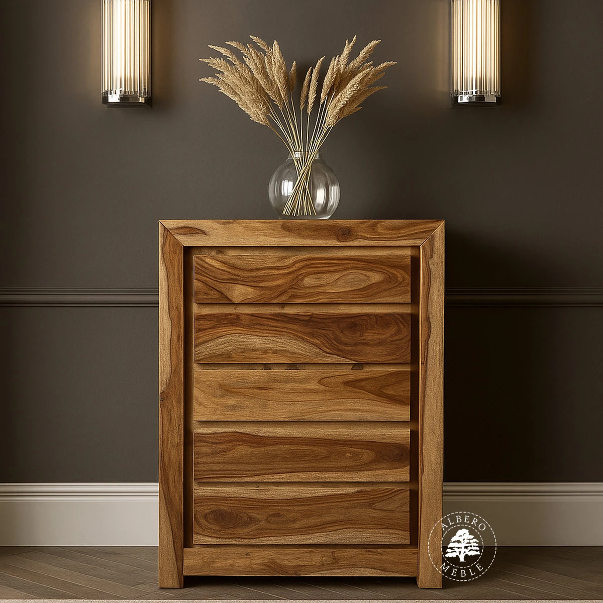 Wysoka i wąska szafka drewniana