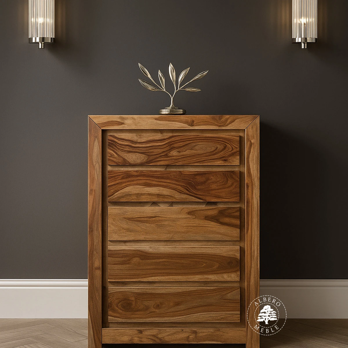 Wysoka i wąska szafka drewniana