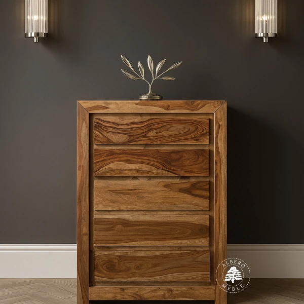 Wysoka i wąska szafka drewniana