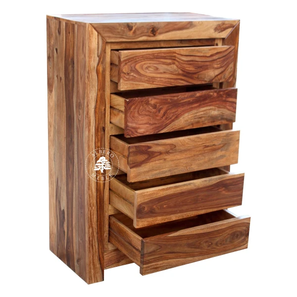 Wysoka i wąska szafka drewniana