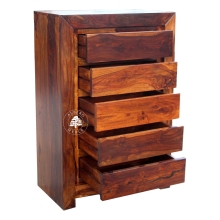 Wysoka i wąska szafka drewniana