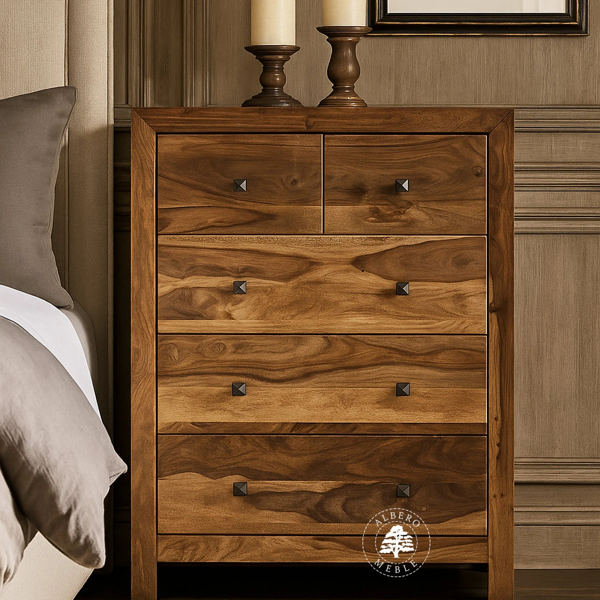 Wysoka komoda z drewna z pięcioma szufladami