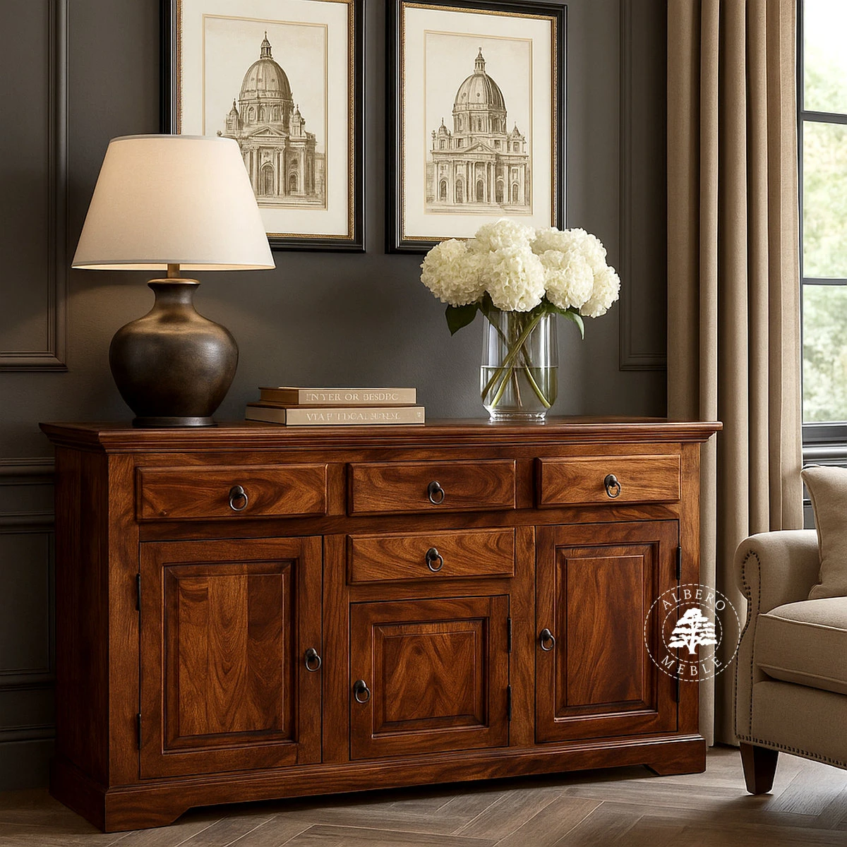 Klasyczna komoda drewniana