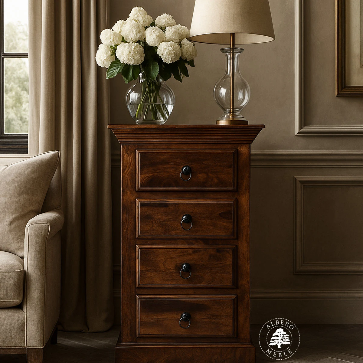 Mała komoda drewniana z szufladami do przedpokoju