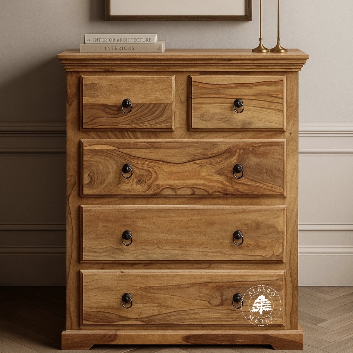 Klasyczna komoda drewniana w jasnym kolorze