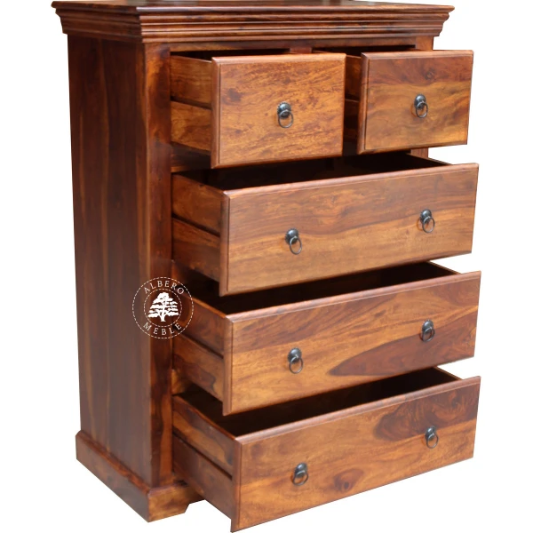 Klasyczna komoda drewniana w jasnym kolorze