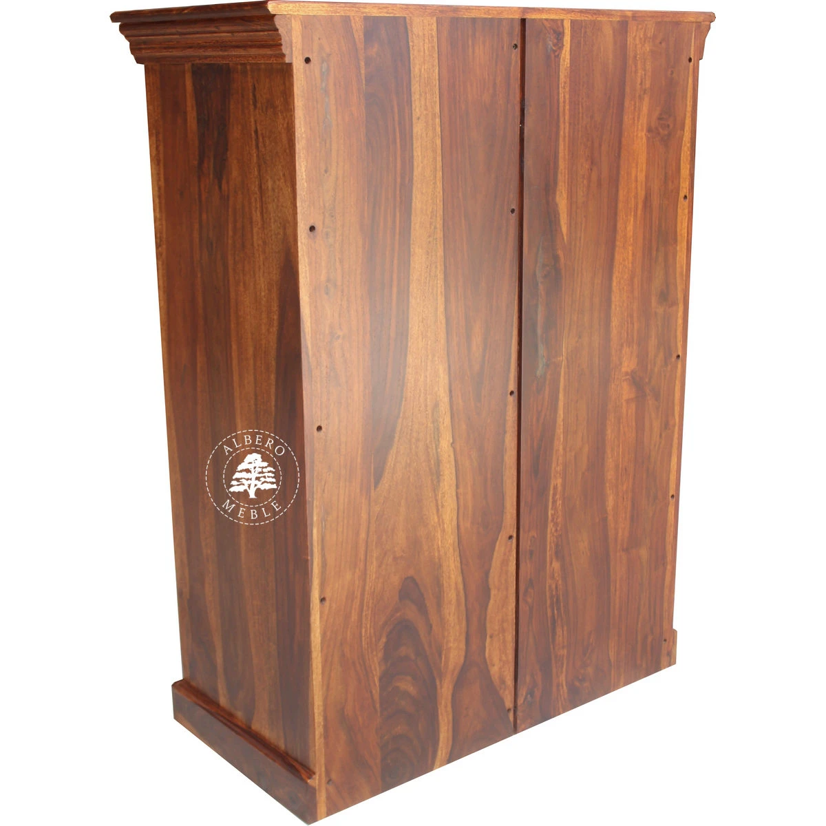 Klasyczna komoda drewniana w jasnym kolorze