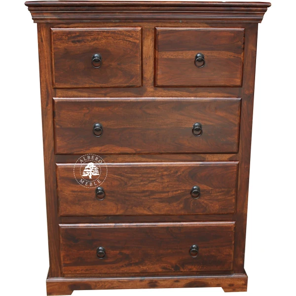 Klasyczna komoda drewniana w jasnym kolorze