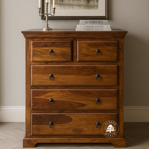 Klasyczna komoda drewniana w jasnym kolorze