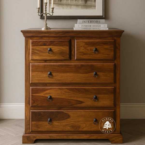 Klasyczna komoda drewniana w jasnym kolorze