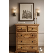 Klasyczna komoda drewniana w jasnym kolorze