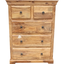 Klasyczna komoda drewniana w jasnym kolorze