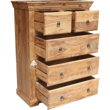 Klasyczna komoda drewniana w jasnym kolorze