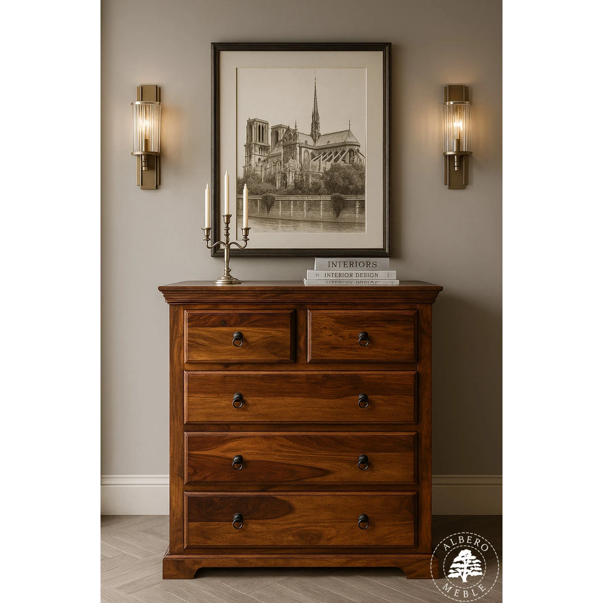 Klasyczna komoda drewniana w jasnym kolorze