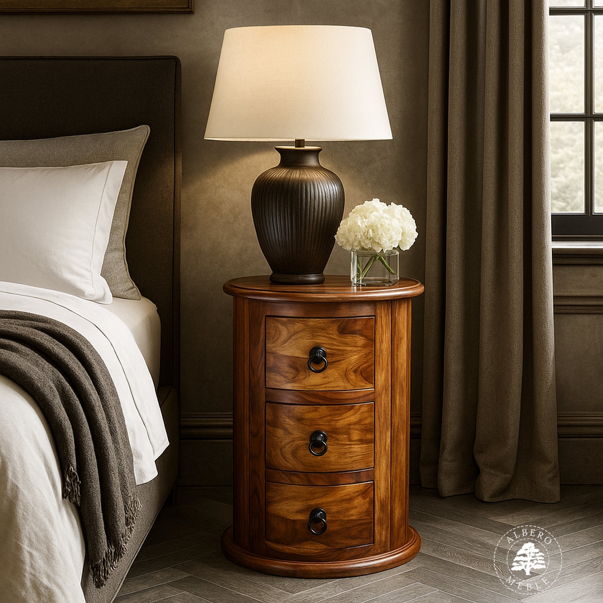 Okrągła komoda drewniana w stylu kolonialnym