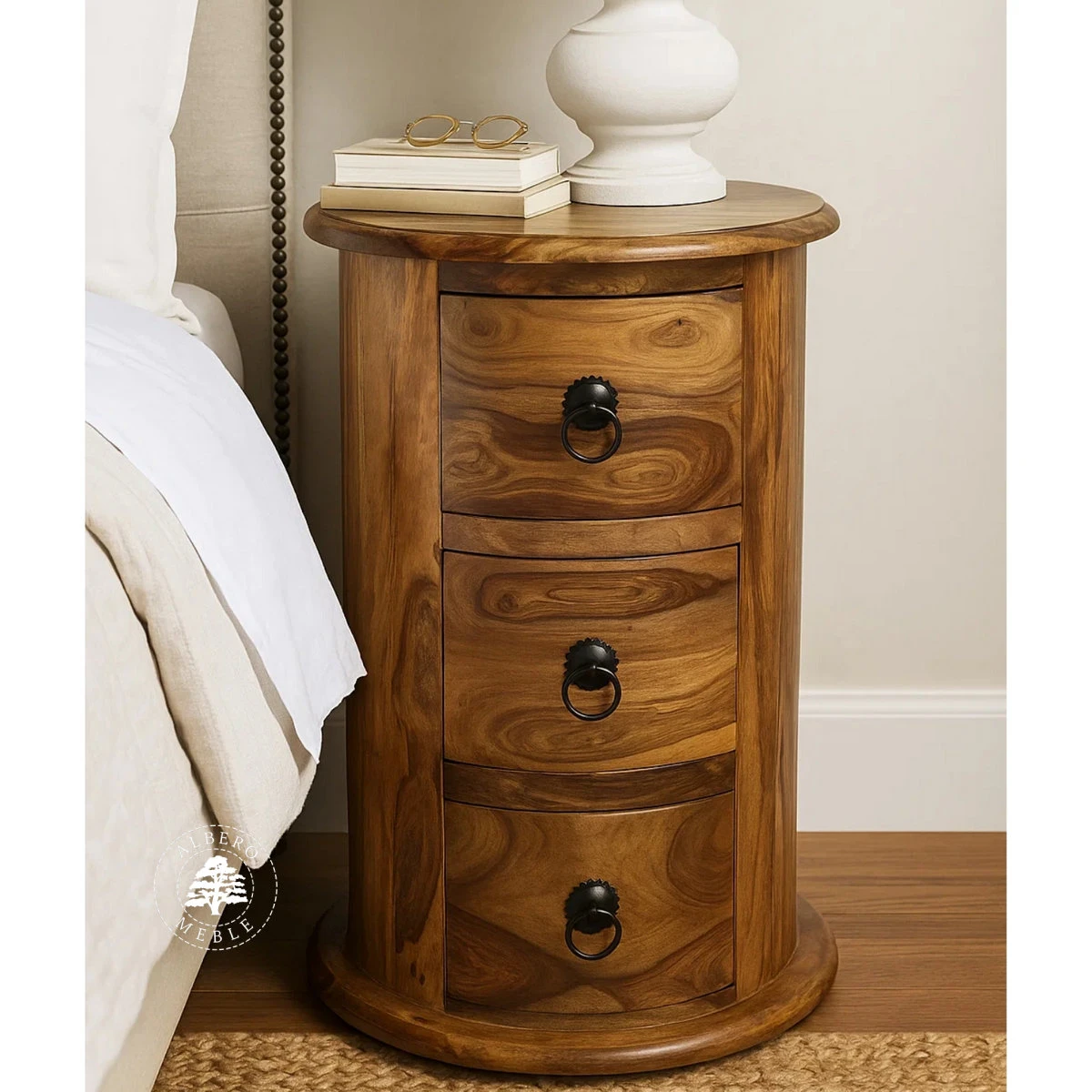 Okrągła komoda drewniana w stylu kolonialnym