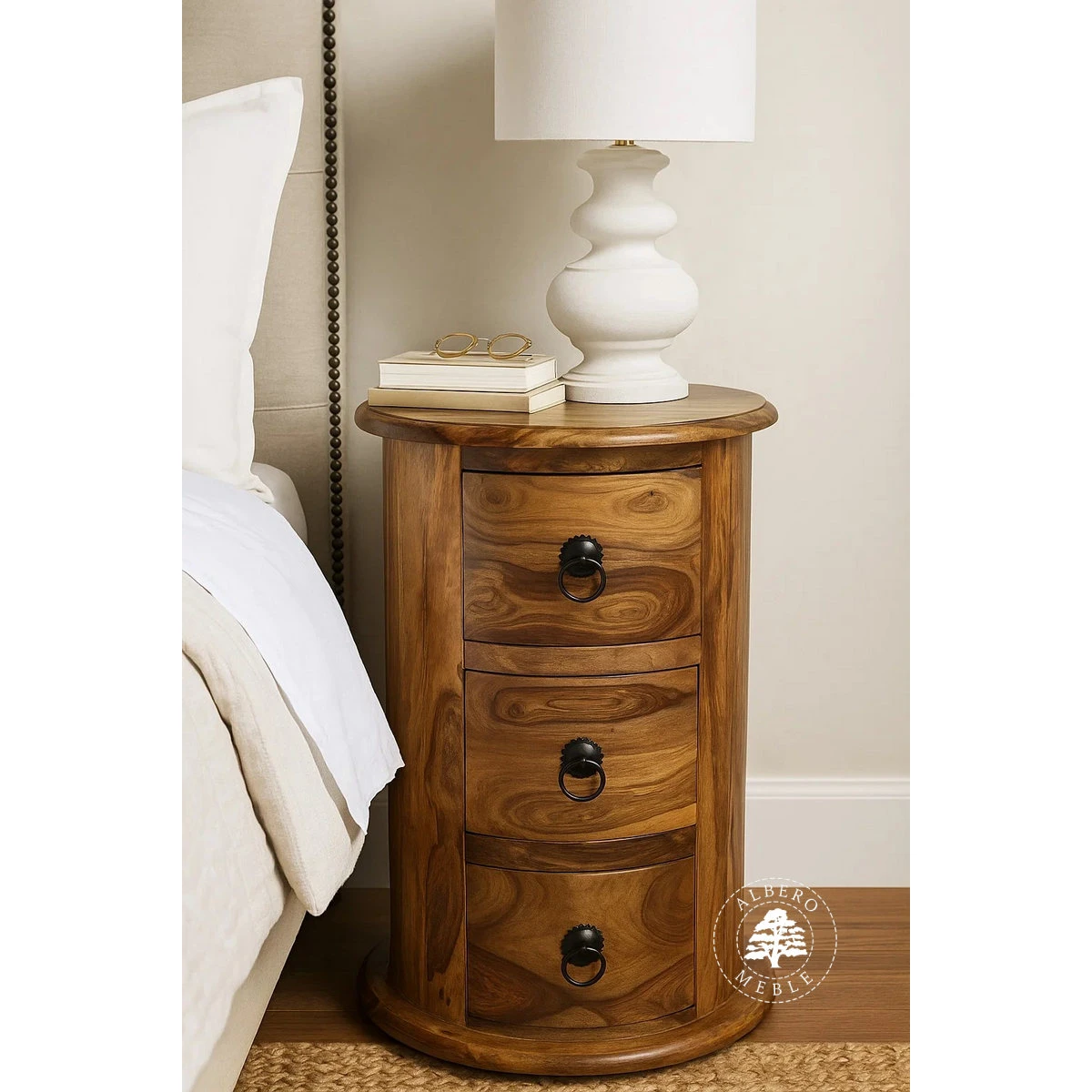 Okrągła komoda drewniana w stylu kolonialnym