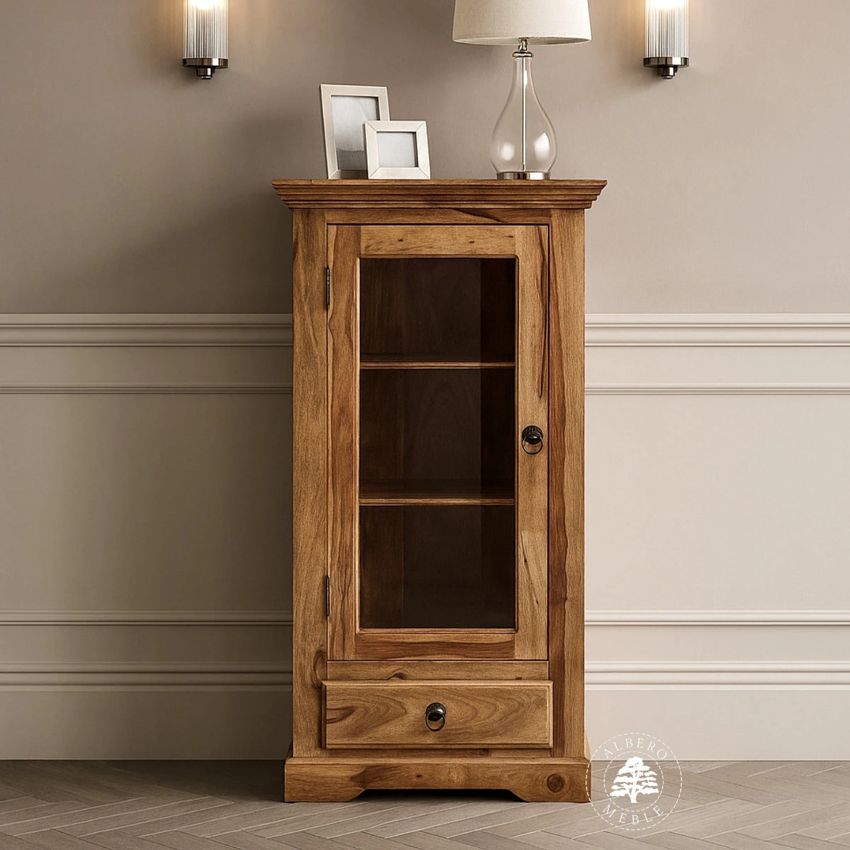 Klasyczna niska witryna z drewna do jadalni