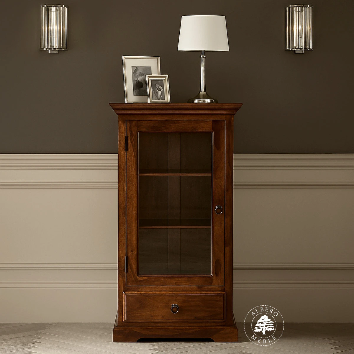 Klasyczna niska witryna z drewna do jadalni