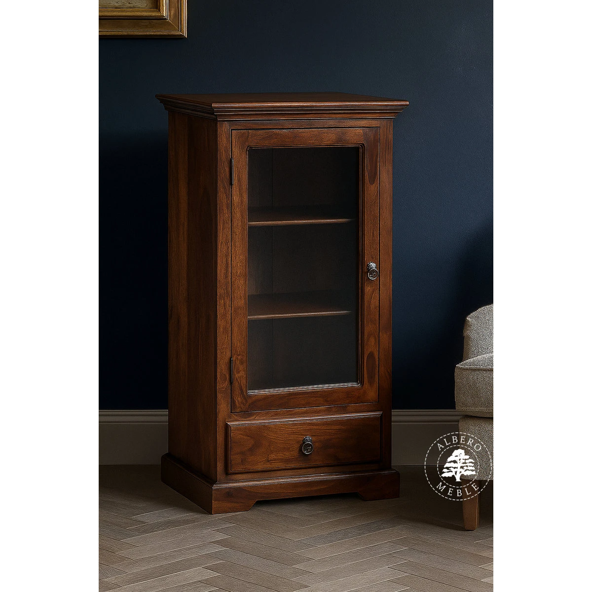 Klasyczna niska witryna z drewna do jadalni