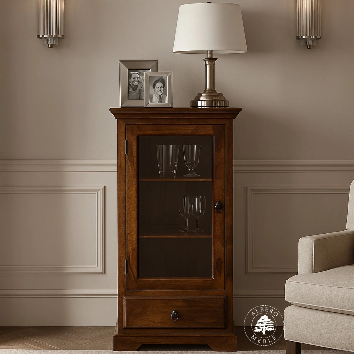 Klasyczna niska witryna z drewna do jadalni