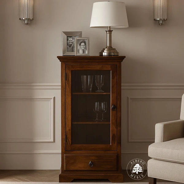 Klasyczna niska witryna z drewna do jadalni