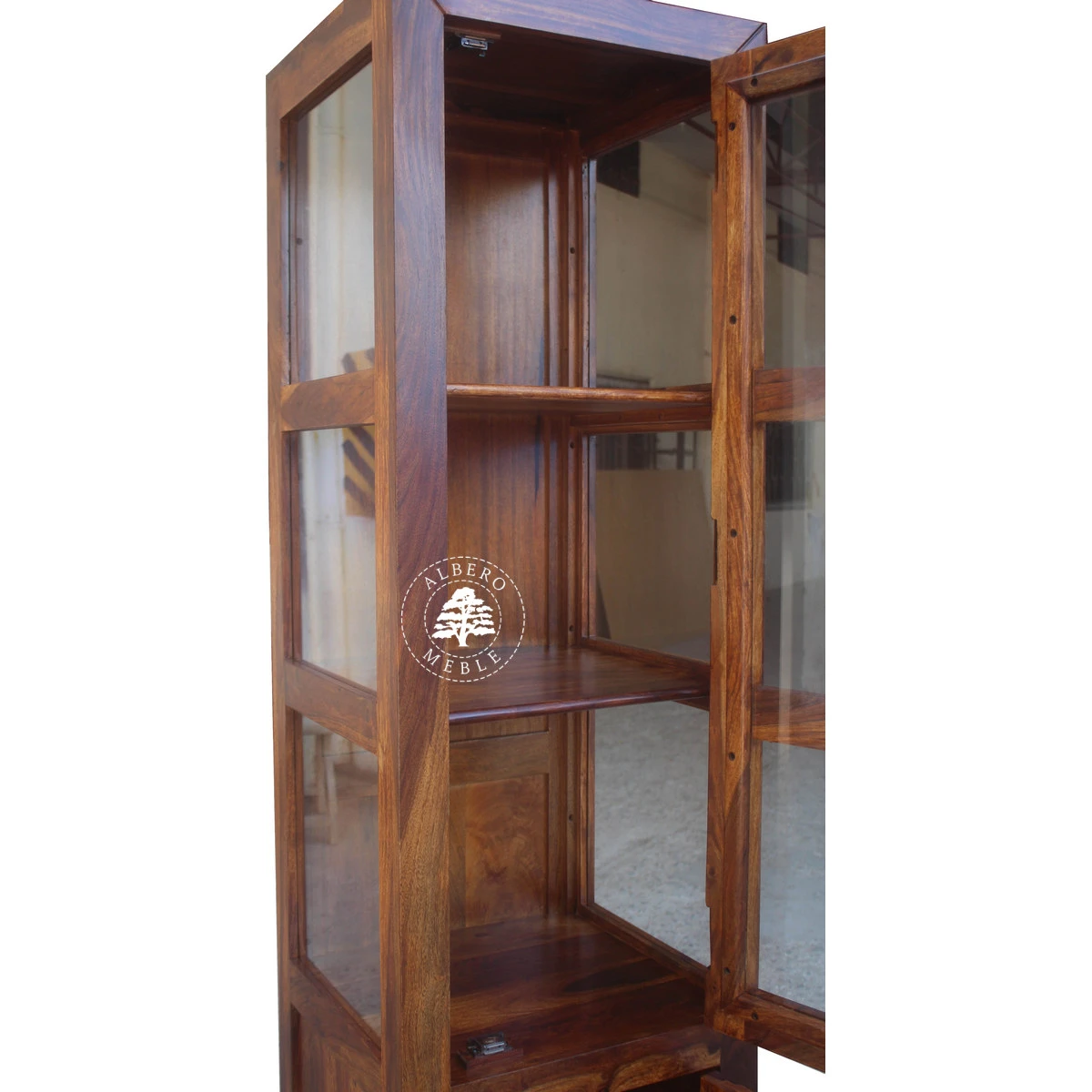 Wąska Przeszklona Drewniana Witryna w Minimalistycznym Styl