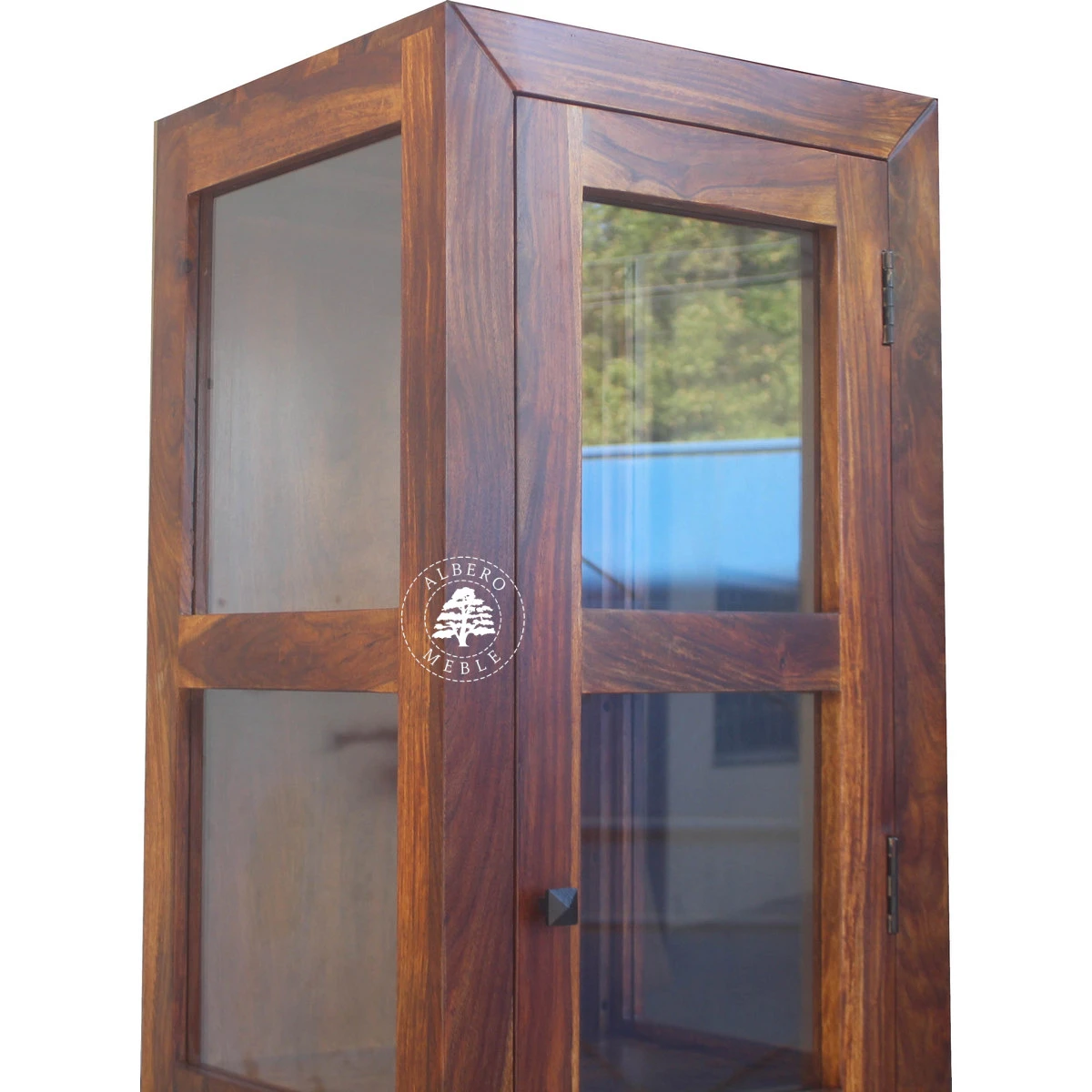 Wąska Przeszklona Drewniana Witryna w Minimalistycznym Styl