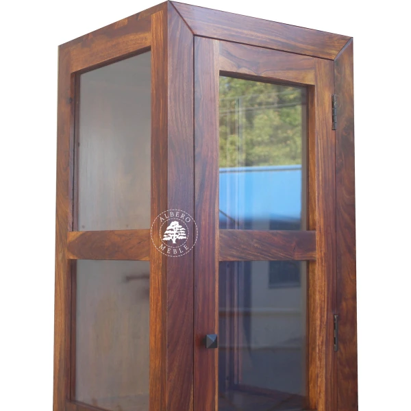 Wąska Przeszklona Drewniana Witryna w Minimalistycznym Styl