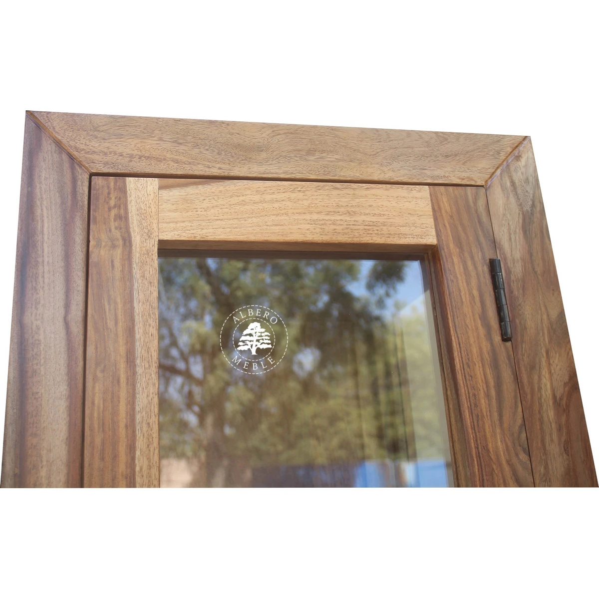 Wąska Przeszklona Drewniana Witryna w Minimalistycznym Styl