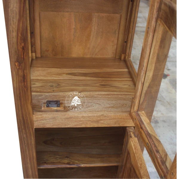 Wąska Przeszklona Drewniana Witryna w Minimalistycznym Styl