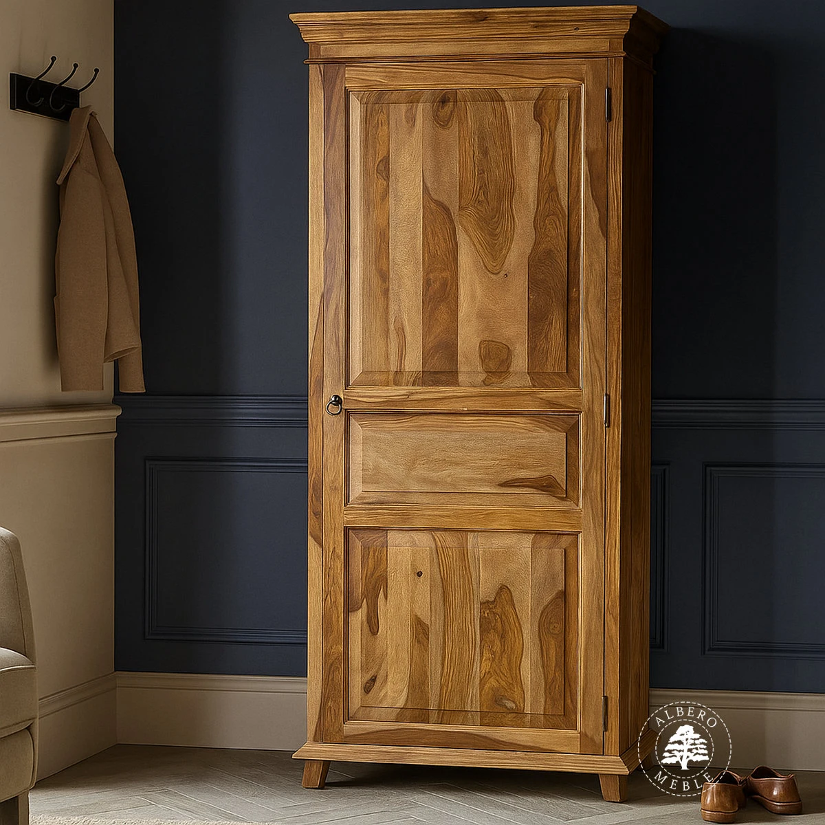 Tradycyjna jednodrzwiowa szafa wykonana z litego drewna pali