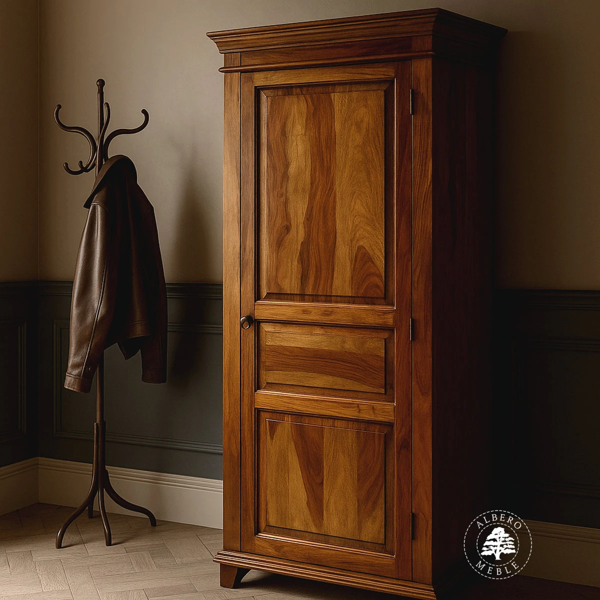 Tradycyjna jednodrzwiowa szafa wykonana z litego drewna pali