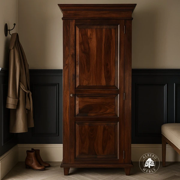 Tradycyjna jednodrzwiowa szafa wykonana z litego drewna pali