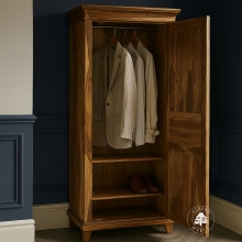 Tradycyjna jednodrzwiowa szafa wykonana z litego drewna pali