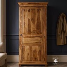 Tradycyjna jednodrzwiowa szafa wykonana z litego drewna pali