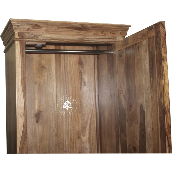 Tradycyjna jednodrzwiowa szafa wykonana z litego drewna pali