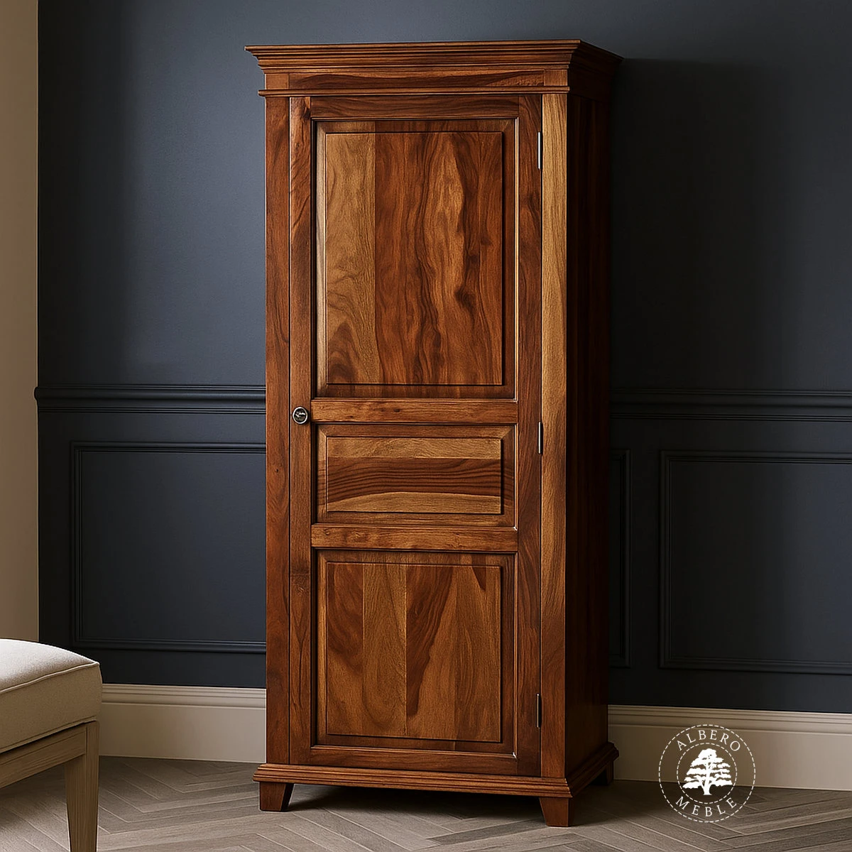 Tradycyjna jednodrzwiowa szafa wykonana z litego drewna pali