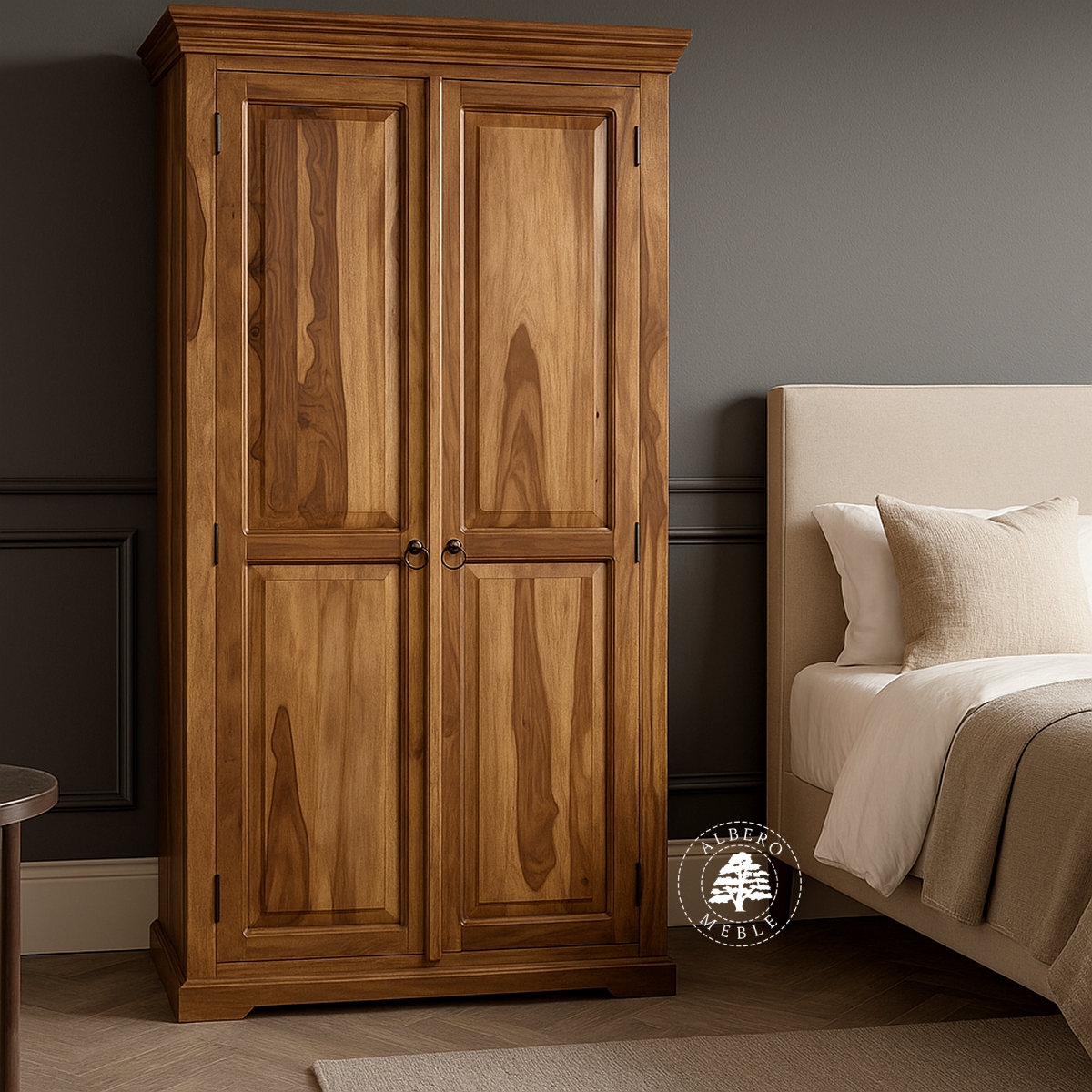 Wolnostojąca Drewniana Szafa w Stylu Kolonialnym