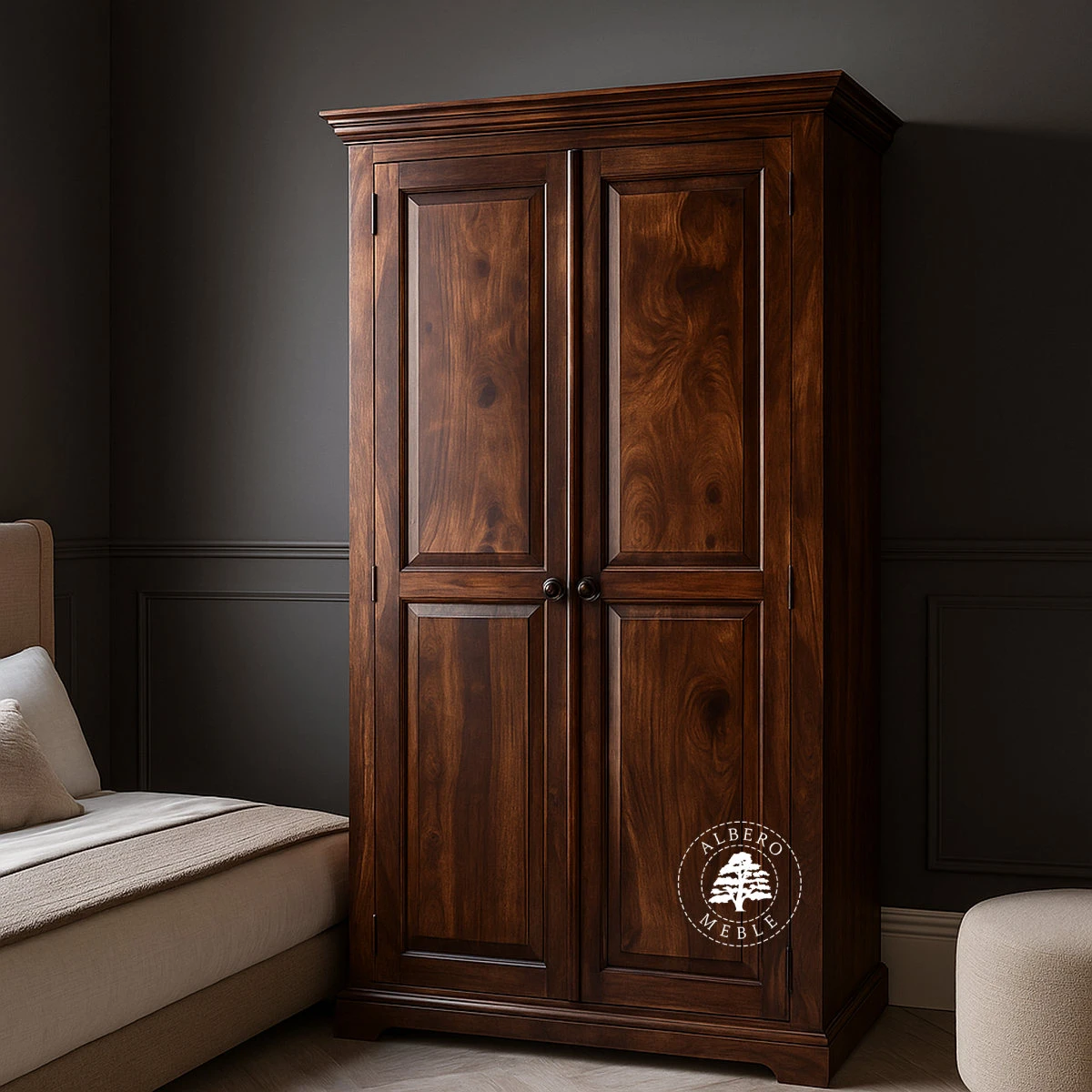 Wolnostojąca Drewniana Szafa w Stylu Kolonialnym