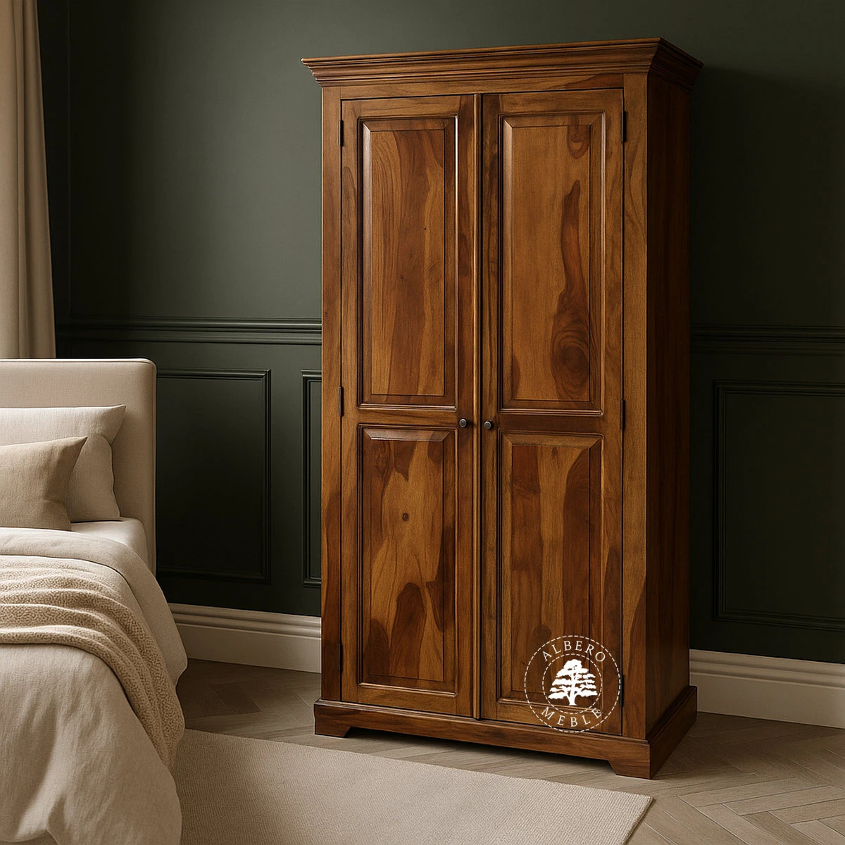 Wolnostojąca Drewniana Szafa w Stylu Kolonialnym