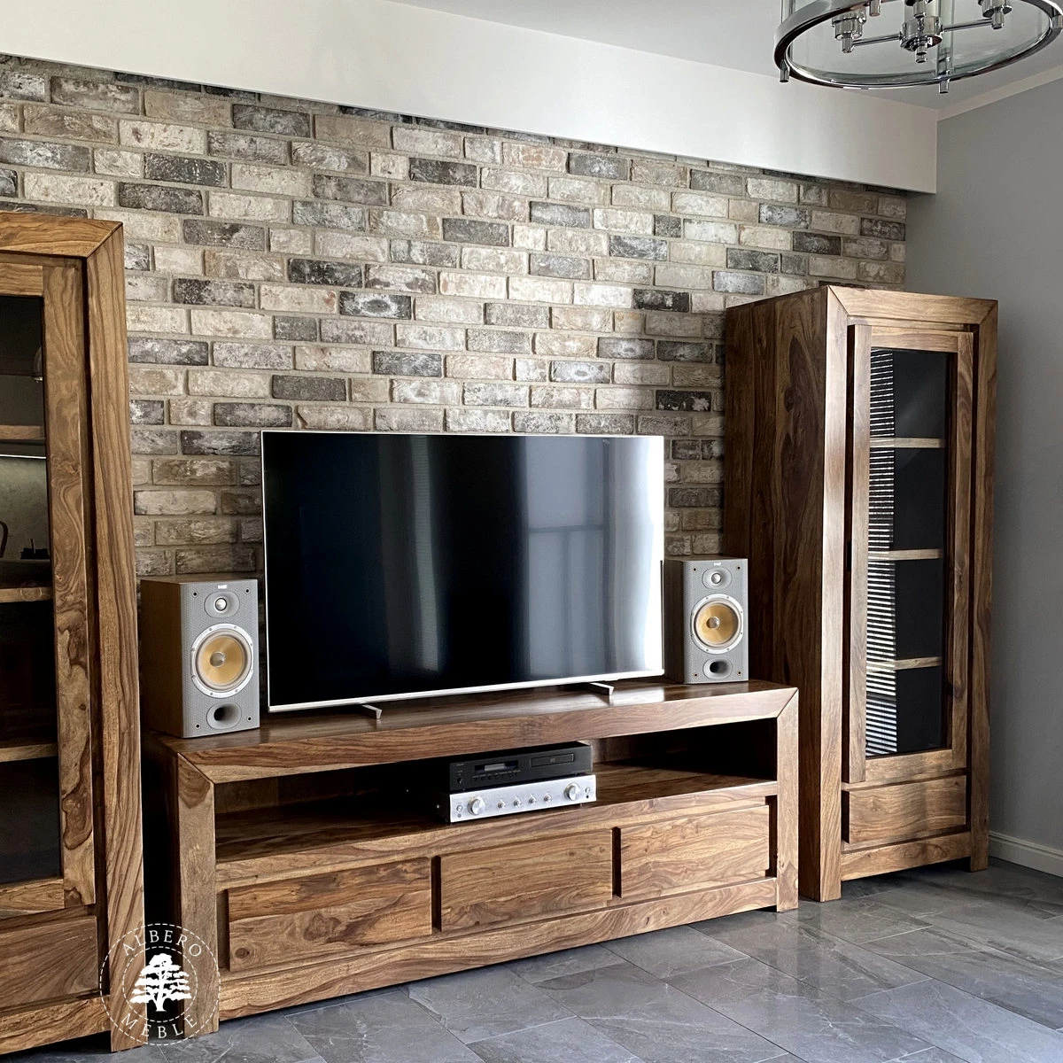 Drewniana niska szafka telewizyjna z szufladami