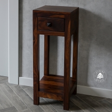 Wysoka mała konsola Modern Cube z drewna litego