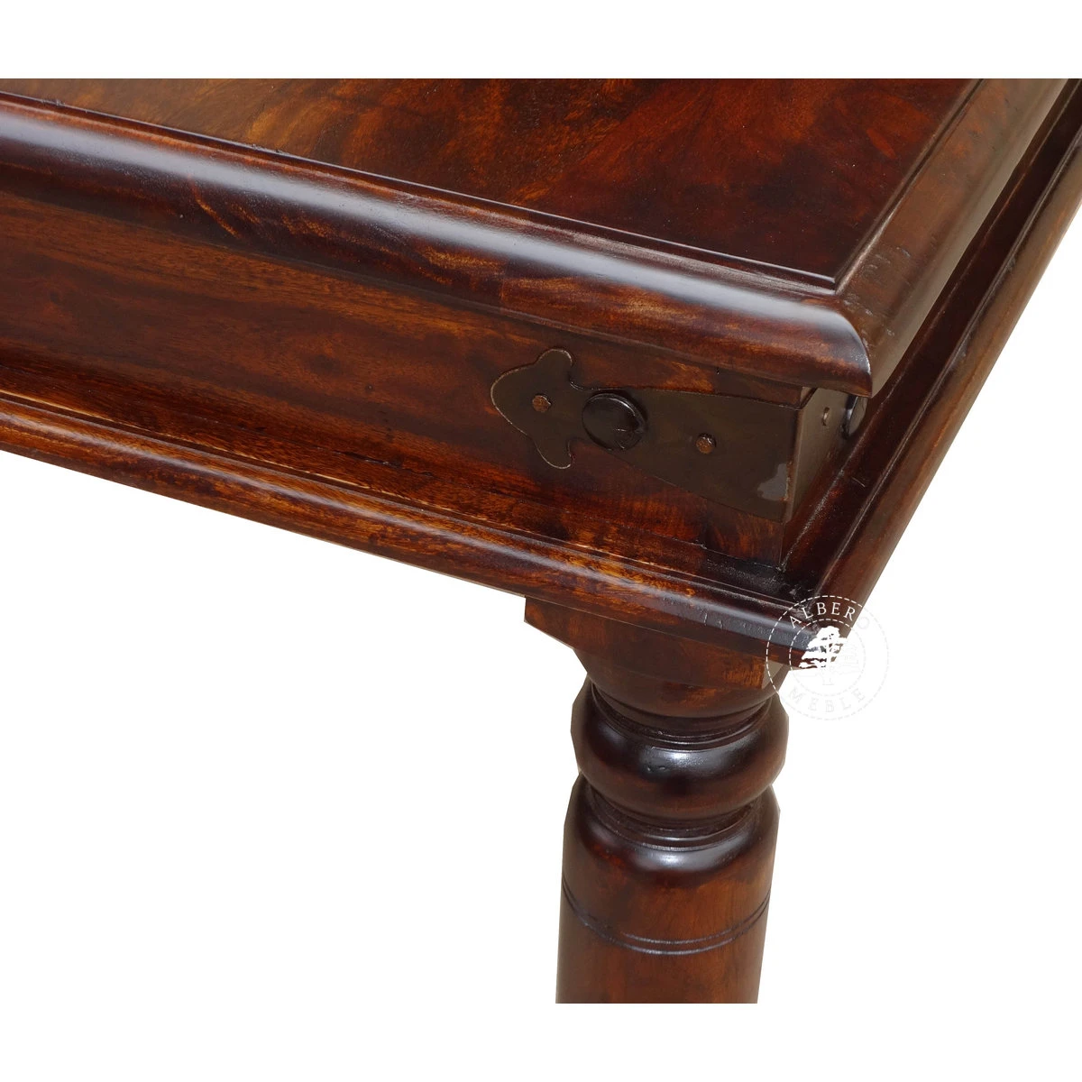 Stylowy stół drewniany na toczonych nogach