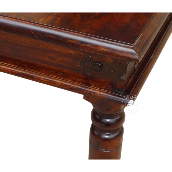 Stylowy stół drewniany na toczonych nogach