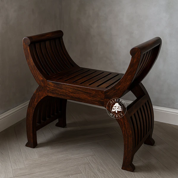 Niskie siedzisko drewniane z oparciem do przedpokoju