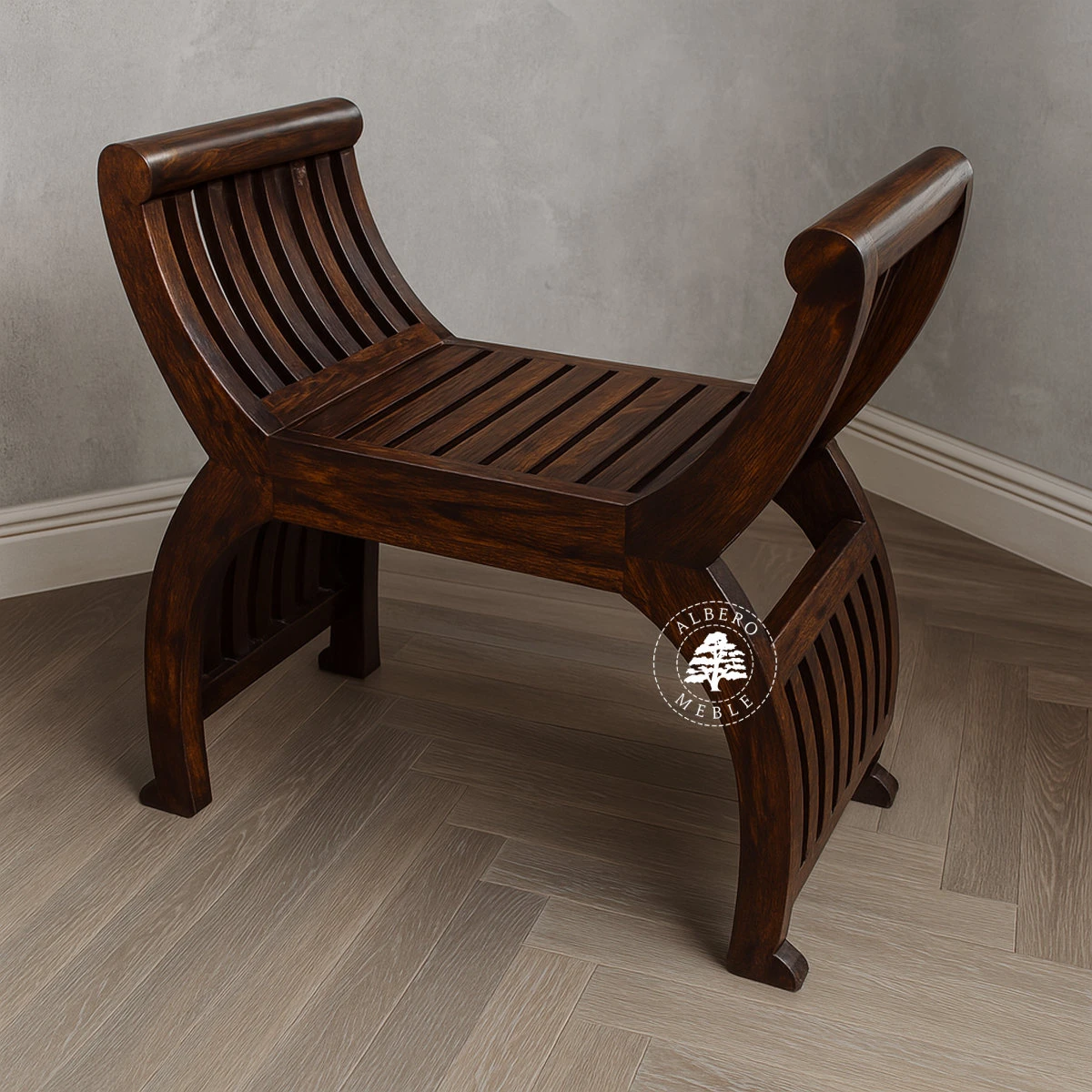 Niskie siedzisko drewniane z oparciem do przedpokoju